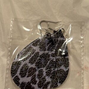 🦋BOGO50%Off🦋NWT Leopard Print Purple and Black Teardrop Earrings